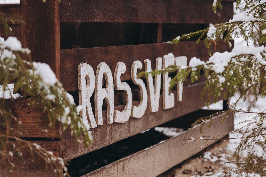 Деревянная вывеска Rassvet в снегу